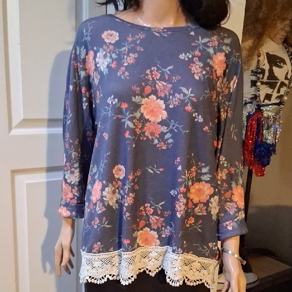 Eyeshadow Floral Lace Hem Top